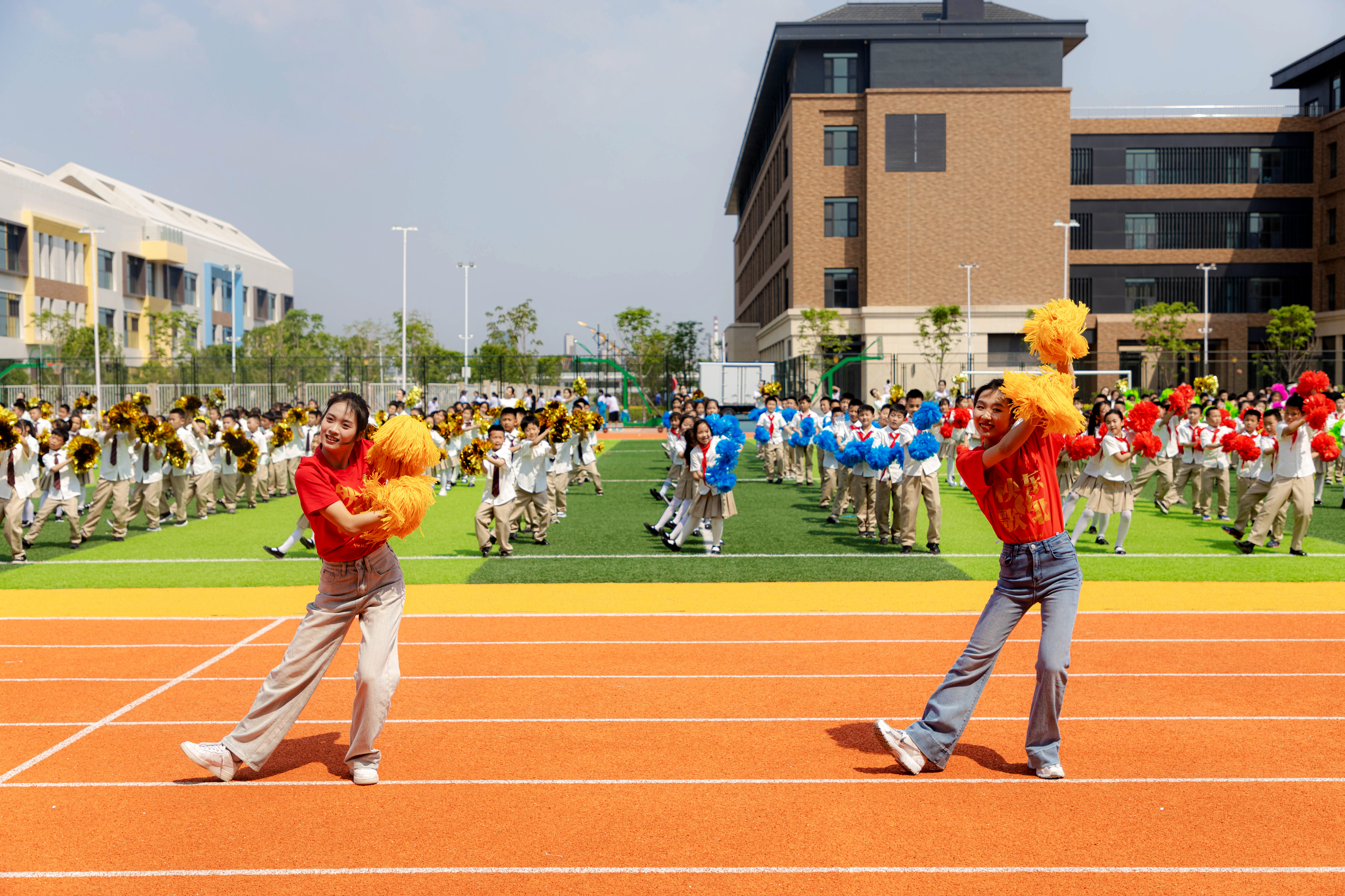 舞蹈專業(yè)學(xué)生為學(xué)生做示范表演.jpg 舞蹈專業(yè)學(xué)生為學(xué)生做示范表演.jpg