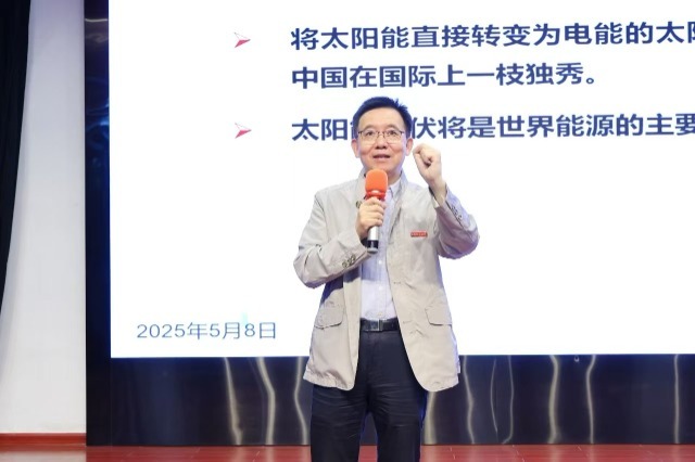 中國科學院院士、浙大寧波理工學院校長楊德仁介紹光伏技術相關知識 寧波市教育局供圖.jpg