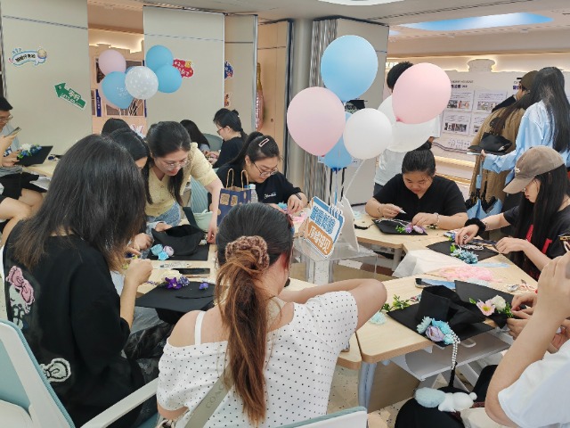 浙江萬里學院“學士帽簪花DIY工作坊”活動現場 學校供圖.jpg