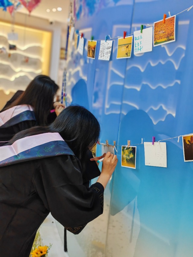 浙江萬里學院畢業生在“青春寄語墻”留言 學校供圖.jpg