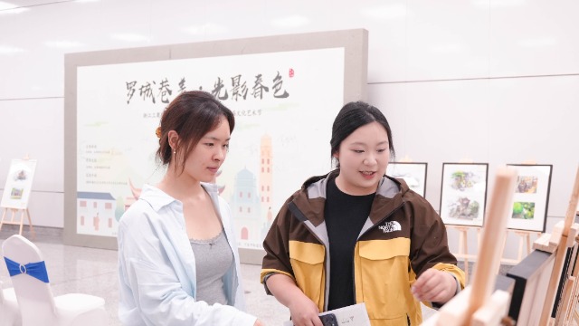 浙江工商職院學生在“羅城巷美·光影春色”主題展介紹作品 學校供圖.jpg 浙江工商職院學生在“羅城巷美·光影春色”主題展介紹作品 學校供圖.jpg