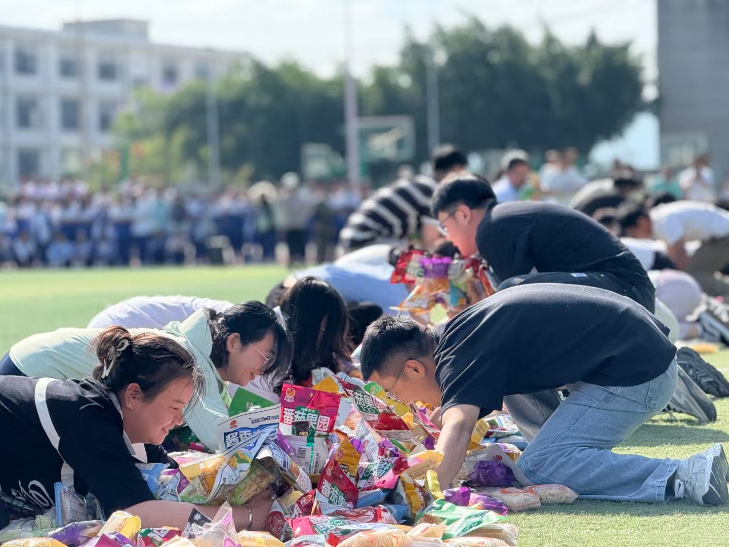 班主任搶零食大戰 景東一中供圖3.jpg