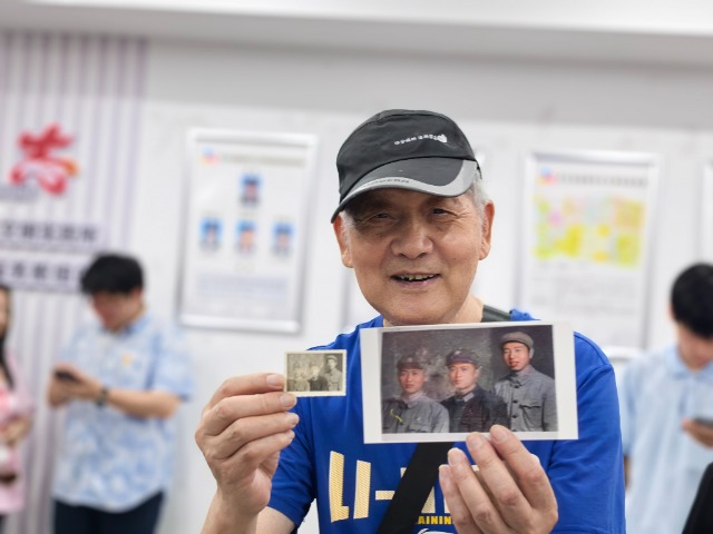 社區居民展示用AI技術修復一新的照片 古林職高供圖.jpg 社區居民展示用AI技術修復一新的照片 古林職高供圖.jpg