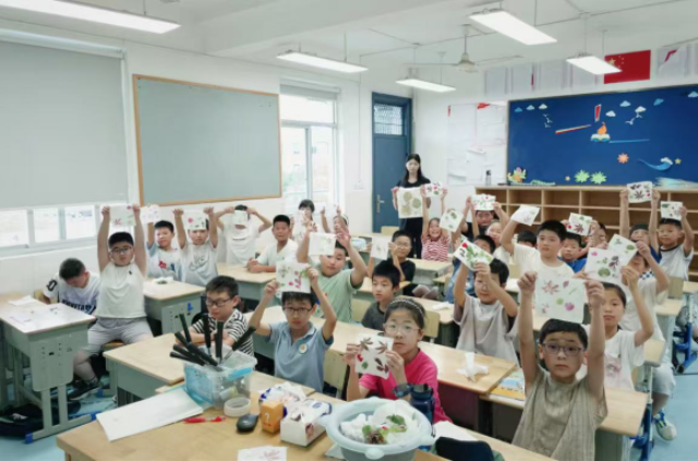 寧波衛(wèi)生職院實踐團(tuán)帶領(lǐng)越溪小學(xué)學(xué)生開展植物拓印 學(xué)校供圖.png