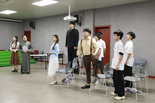 浙江工商職院“遷徙銘志小分隊”排演校史劇《遷徙》 學校供圖.JPG 浙江工商職院“遷徙銘志小分隊”排演校史劇《遷徙》 學校供圖.JPG