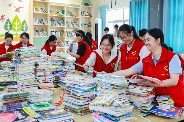 志愿者在整理分揀書籍↑梁儉攝.jpg