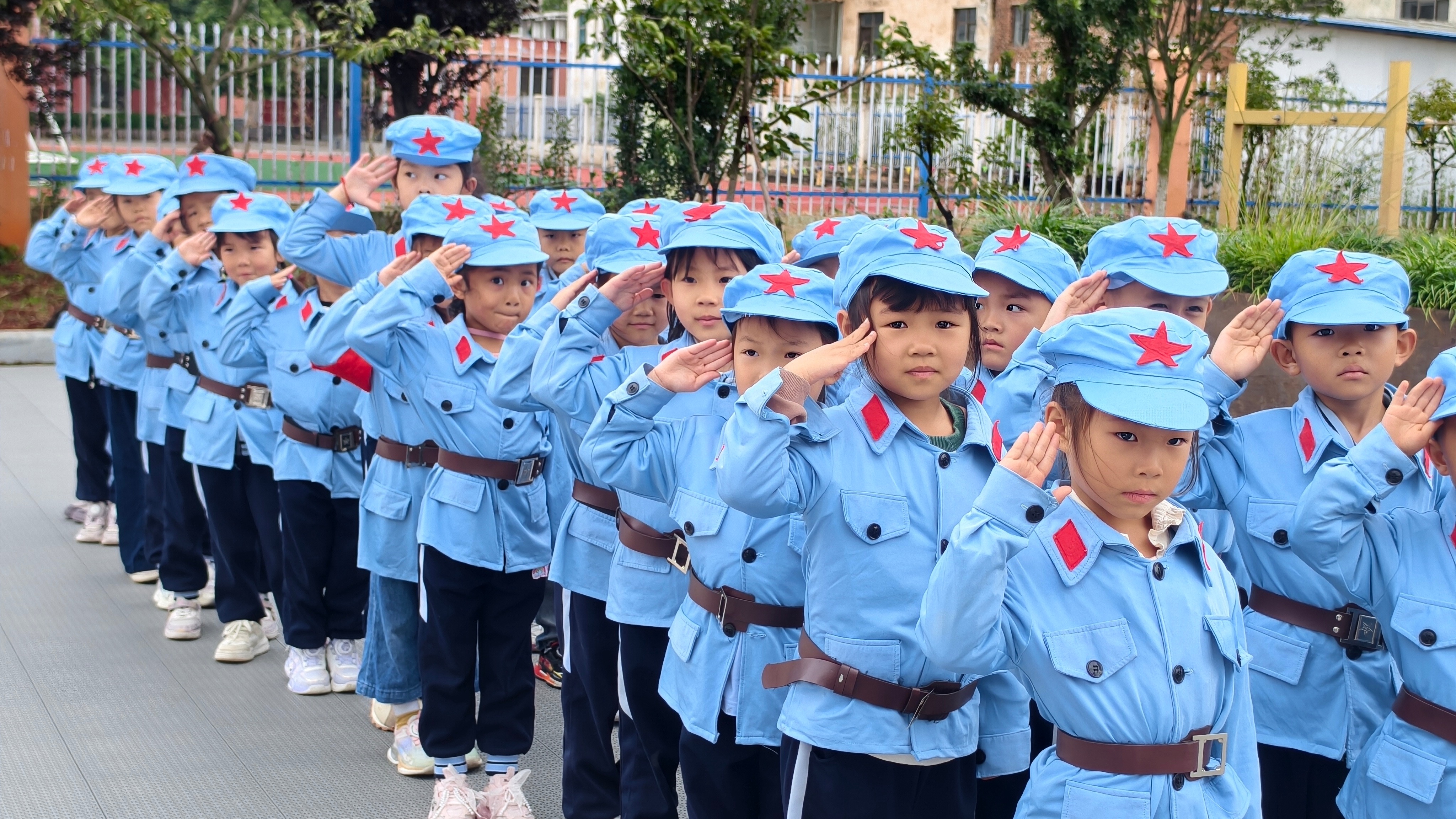 沾益區(qū)第二幼兒園開展愛國教育活動 張樸仙拍攝.jpg 沾益區(qū)第二幼兒園開展愛國教育活動 張樸仙拍攝.jpg