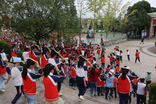 沾益區(qū)水橋小學開展應(yīng)急疏散演練 吳珂楠拍攝.jpg 沾益區(qū)水橋小學開展應(yīng)急疏散演練 吳珂楠拍攝.jpg