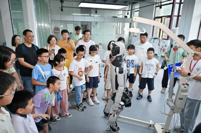 公眾參觀機器人與智能制造裝備技術實驗室 中國科學院大學寧波材料工程學院供圖.jpg