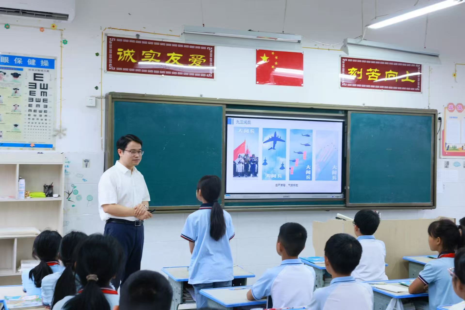 寧波大學數學與統計學院科普宣講團成員為孩子們上趣味數學課 學校供圖.jpg 寧波大學數學與統計學院科普宣講團成員為孩子們上趣味數學課 學校供圖.jpg