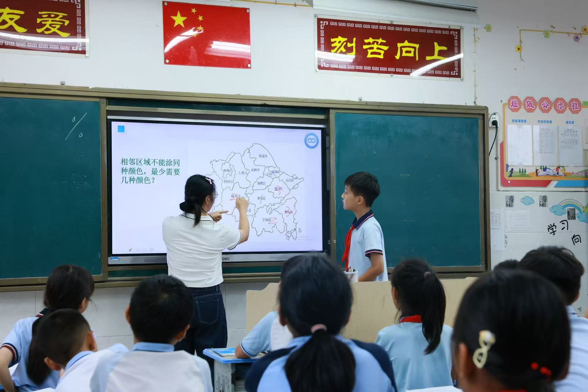 寧波大學數學與統計學院科普宣講團成員為孩子們上趣味數學課 學校供圖1.jpg 寧波大學數學與統計學院科普宣講團成員為孩子們上趣味數學課 學校供圖1.jpg