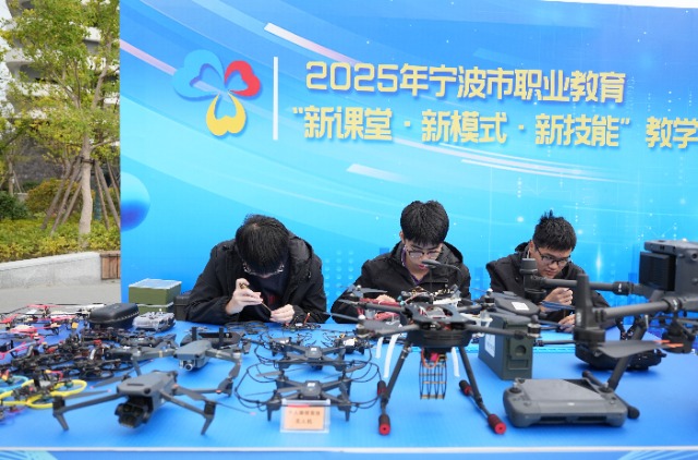 寧波建設工程學校無人機專業學生現場組裝維修無人機 寧波市職業與成人教育學院供圖.jpg
