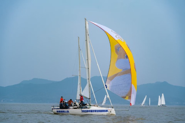 寧波東錢湖旅游學(xué)校東旅揚(yáng)帆二隊(duì)在比賽中 學(xué)校供圖.jpg