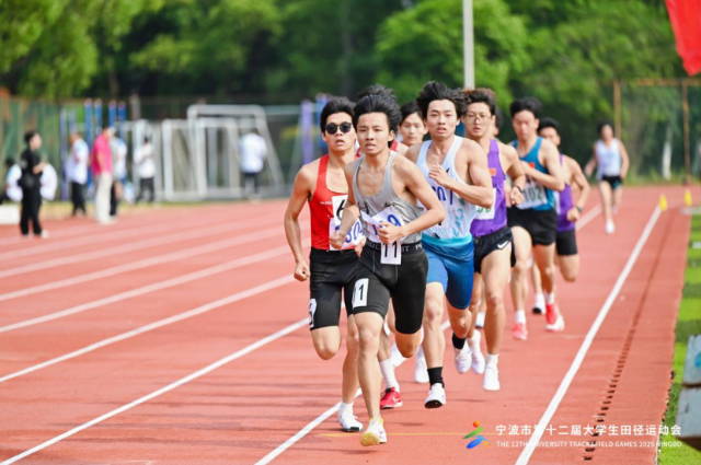 付斌文(前一)參加寧波市第十二屆大學生田徑運動會 學校供圖.png 付斌文(前一)參加寧波市第十二屆大學生田徑運動會 學校供圖.png