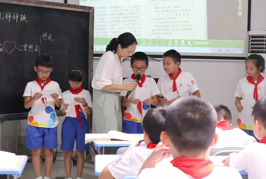 2020年9月簡怡老師在三亞參加省級課堂教學大賽執教《我的心兒怦怦跳》獲省級一等獎（拍攝：陳亞運）.png