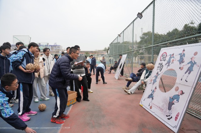 寧波正始中學(xué)學(xué)生體驗(yàn)“蹴鞠”傳統(tǒng)體育項(xiàng)目 學(xué)校供圖.jpg