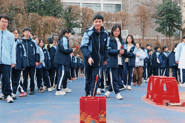 寧波正始中學(xué)學(xué)生體驗(yàn)“射藝”傳統(tǒng)體育項(xiàng)目 學(xué)校供圖.jpg