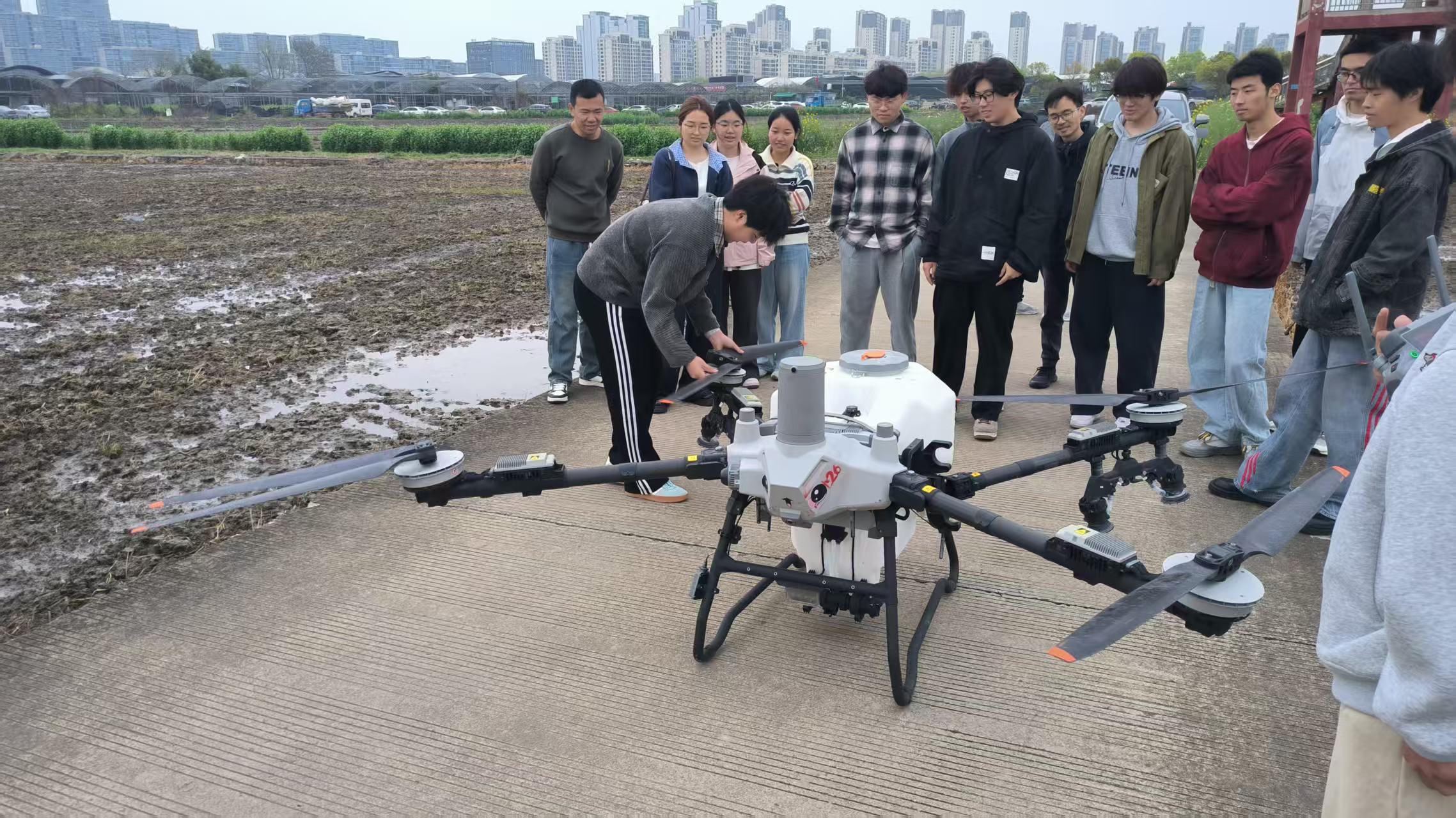 浙江工商職院學生對植保無人機槳葉進行調試 學校供圖.jpg